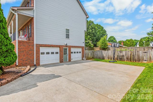1005 Lisa Run Drive, Kernersville, NC 27284