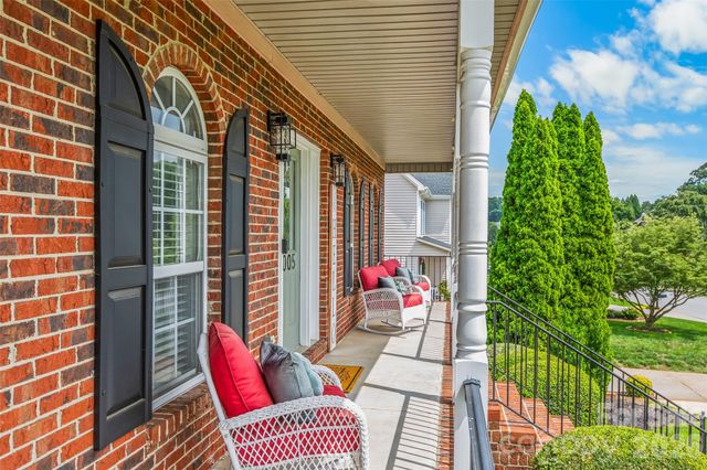 1005 Lisa Run Drive, Kernersville, NC 27284