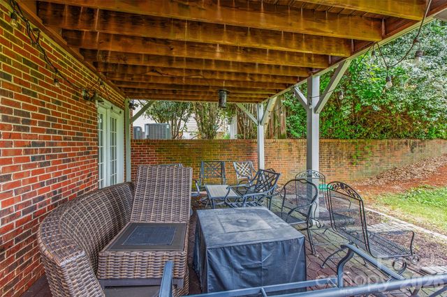 1005 Lisa Run Drive, Kernersville, NC 27284