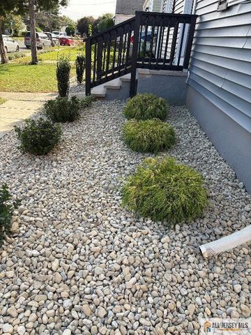 16 Oakwood Place, North Brunswick, NJ 08902