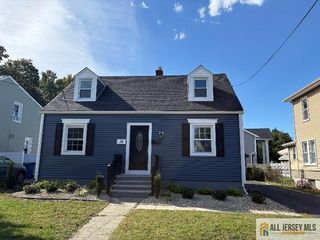 16 Oakwood Place, North Brunswick, NJ 08902
