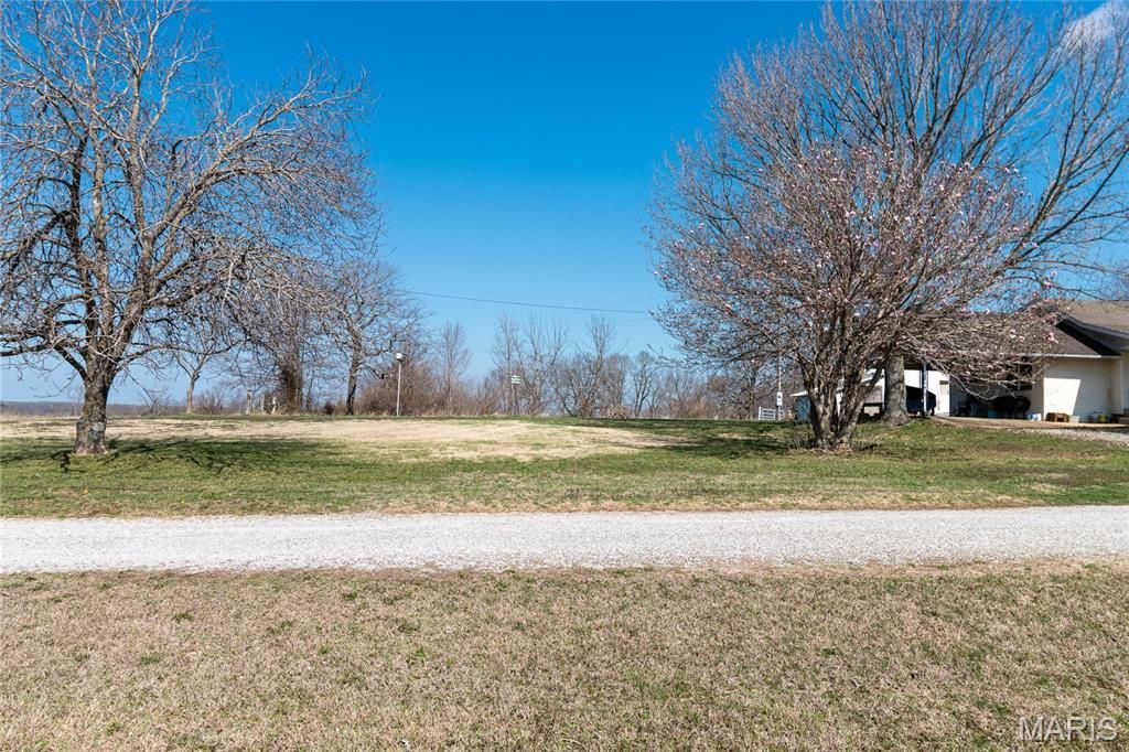 Image 23 of property listing at 18909 Highway 32, Licking, MO 65542
