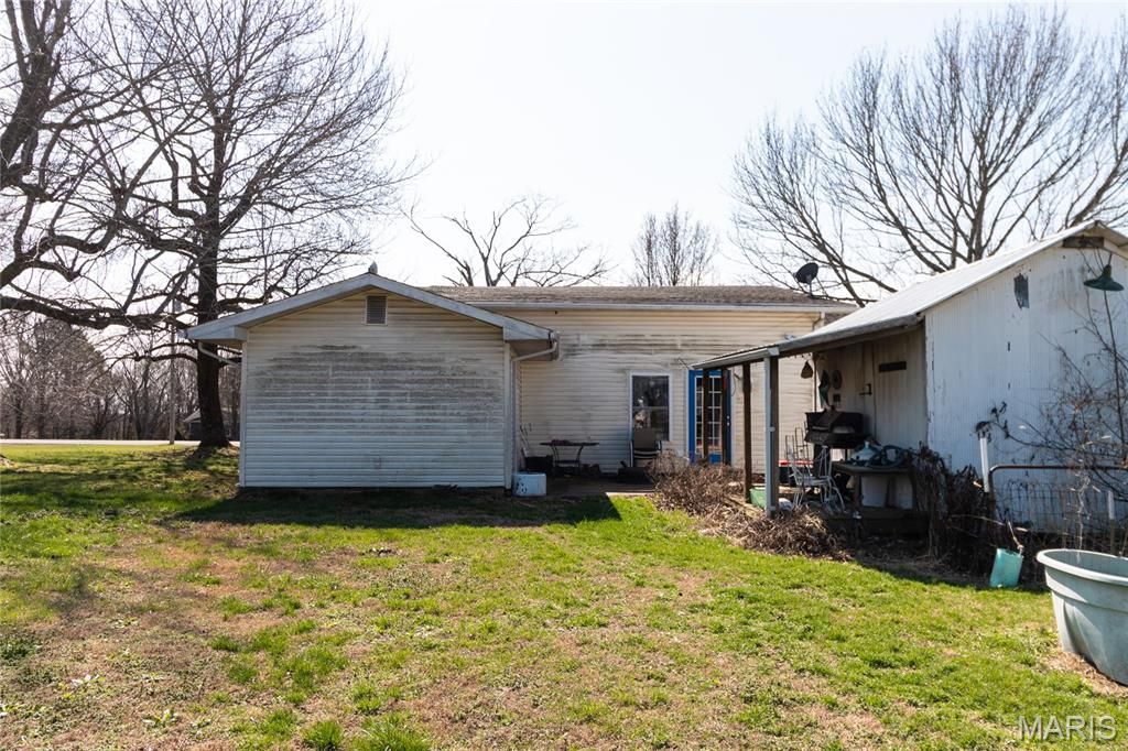 Image 33 of property listing at 18909 Highway 32, Licking, MO 65542