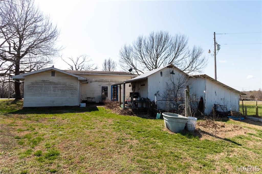 Image 34 of property listing at 18909 Highway 32, Licking, MO 65542