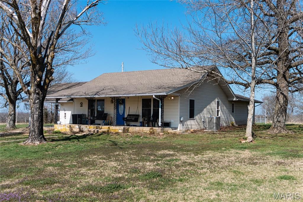Image 36 of property listing at 18909 Highway 32, Licking, MO 65542