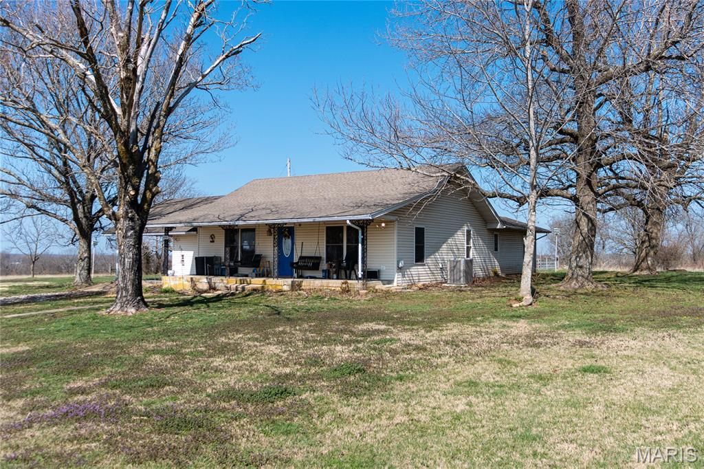 Image 37 of property listing at 18909 Highway 32, Licking, MO 65542