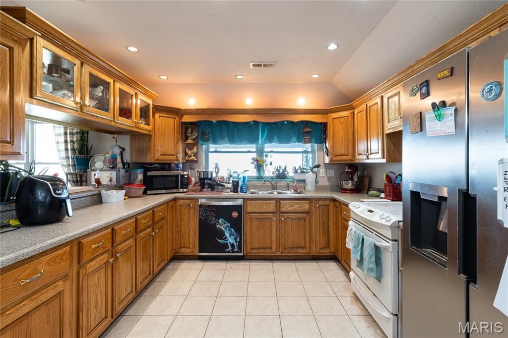 Image 8 of property listing at 18909 Highway 32, Licking, MO 65542