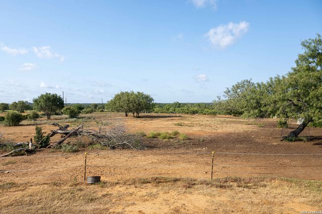 3285 Pittman Rd, St Hedwig, TX 78152