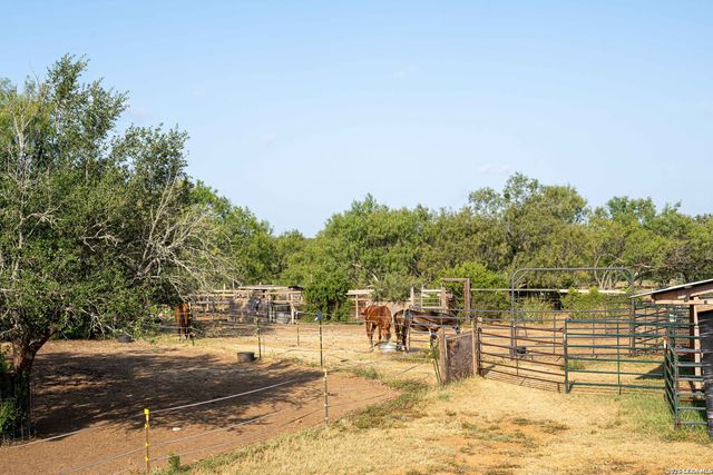 3285 Pittman Rd, St Hedwig, TX 78152