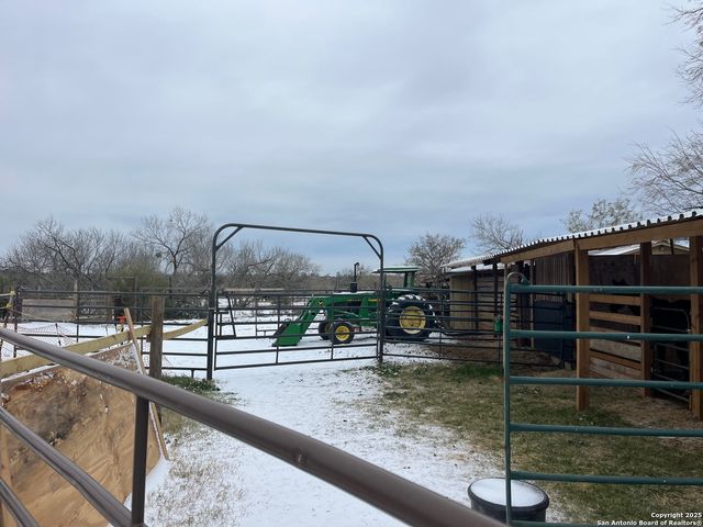 3285 Pittman Rd, St Hedwig, TX 78152