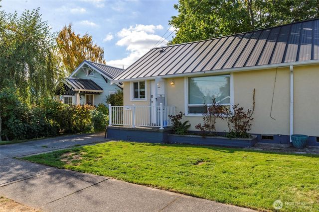 102 & 104 9th Street SW, Puyallup, WA 98371