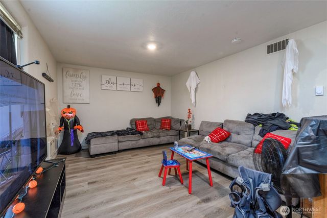 102 & 104 9th Street SW, Puyallup, WA 98371