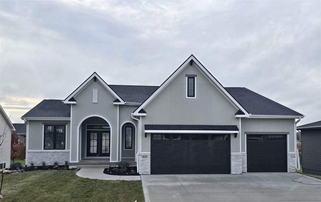 4644 Centennial Boulevard, Urbandale, IA 50323