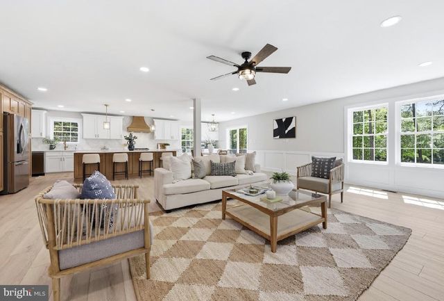 83 LAKESHORE DR, Hammonton, NJ 08037