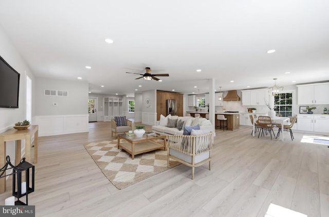 83 LAKESHORE DR, Hammonton, NJ 08037