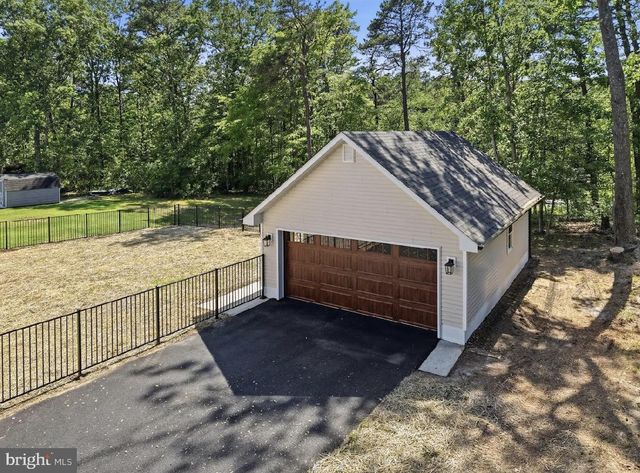 83 LAKESHORE DR, Hammonton, NJ 08037
