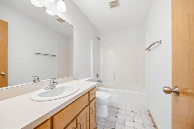 1026 Pioneer Trail SE, Cambridge, MN 55008