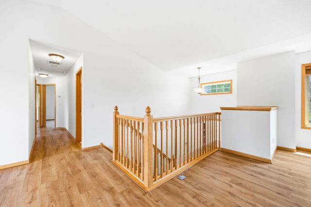 1026 Pioneer Trail SE, Cambridge, MN 55008