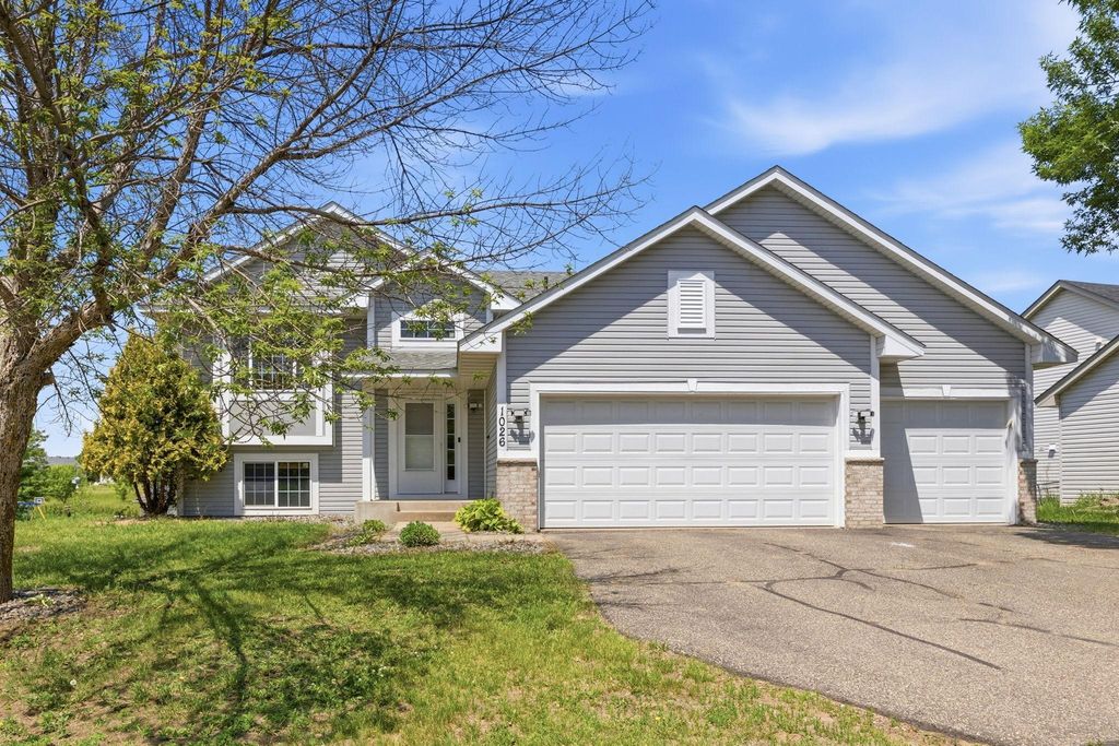 1026 Pioneer Trail SE, Cambridge, MN 55008