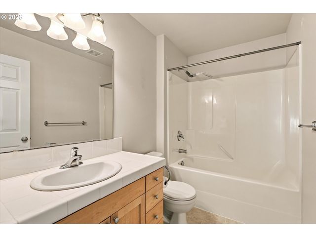 645 N JUNIPER Ct, Canby, OR 97013