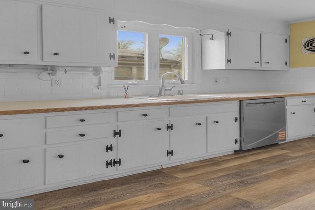 210 KUSER RD, Hamilton, NJ 08619