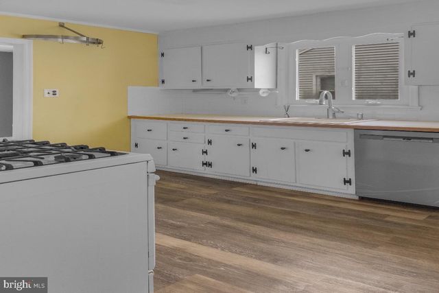 210 KUSER RD, Hamilton, NJ 08619