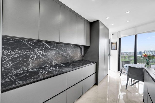 20281 E Country Club Dr 2209, Aventura, FL 33180