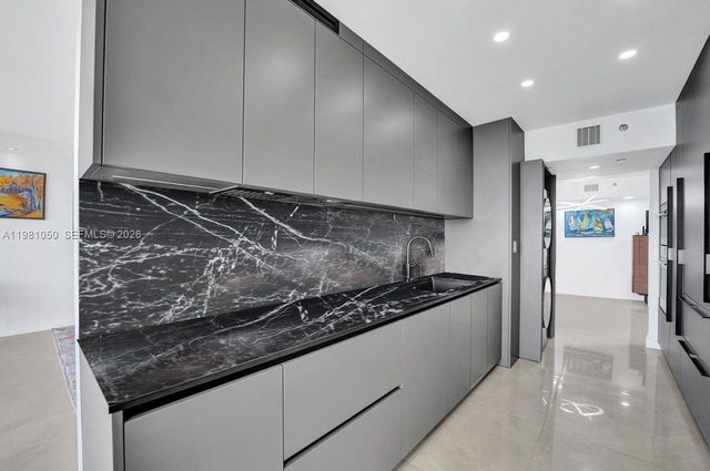 20281 E Country Club Dr 2209, Aventura, FL 33180