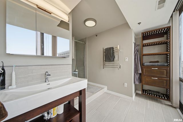 123 SW JEFFERSON Avenue E10A, Peoria, IL 61602