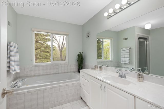 8945 Huron Bluffs Drive, White Lake Charter Township, MI 48386