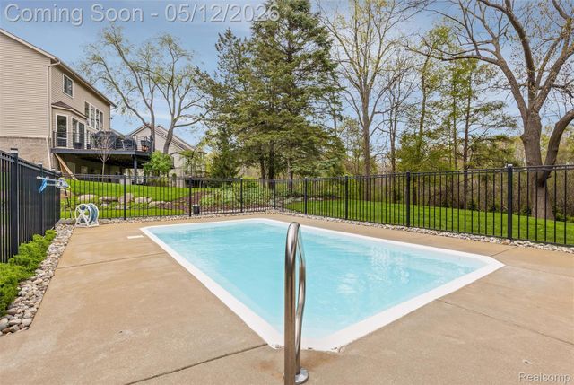 8945 Huron Bluffs Drive, White Lake Charter Township, MI 48386