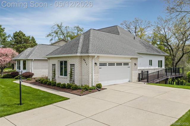 8945 Huron Bluffs Drive, White Lake Charter Township, MI 48386