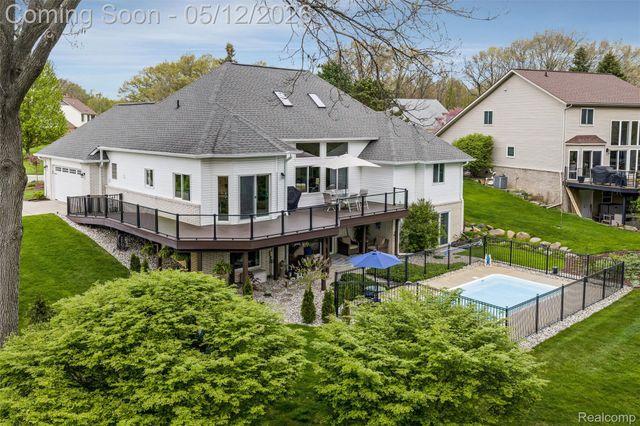 8945 Huron Bluffs Drive, White Lake Charter Township, MI 48386