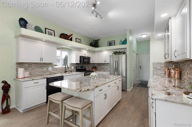 8945 Huron Bluffs Drive, White Lake Charter Township, MI 48386