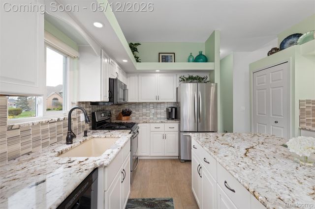8945 Huron Bluffs Drive, White Lake Charter Township, MI 48386