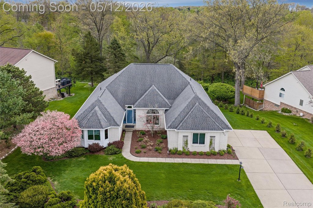 8945 Huron Bluffs Drive, White Lake Charter Township, MI 48386