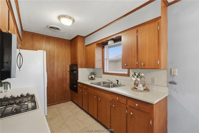 3807 Kelli Lane, Bryan, TX 77802