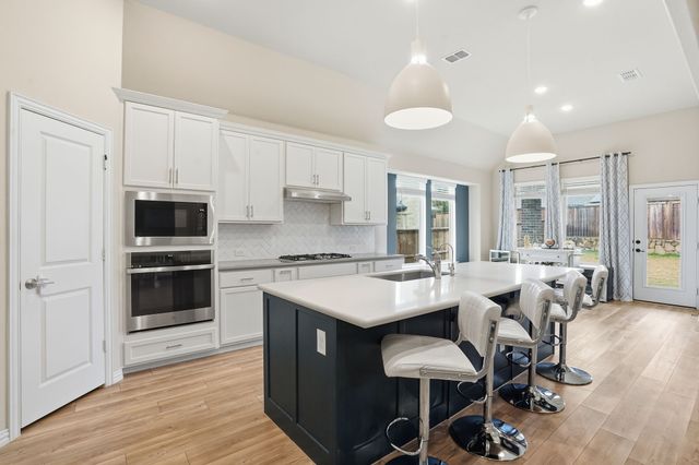 10037 Lakemont Drive, Fort Worth, TX 76131