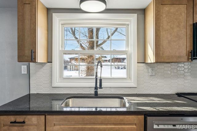 10008 Meadowfield Lane, St Louis, MO 63128