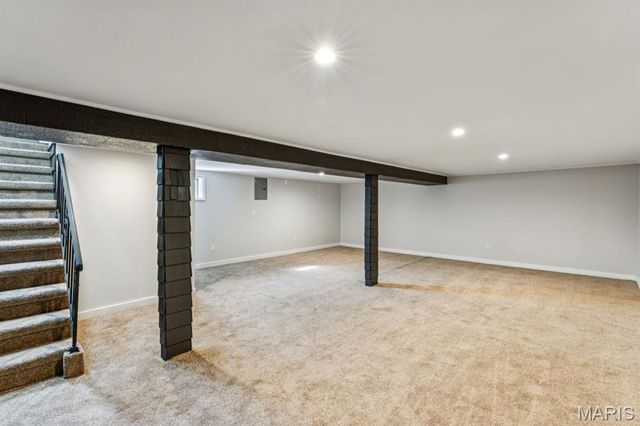 10008 Meadowfield Lane, St Louis, MO 63128