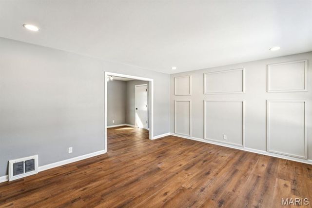 10008 Meadowfield Lane, St Louis, MO 63128