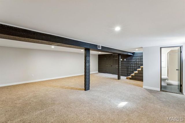 10008 Meadowfield Lane, St Louis, MO 63128