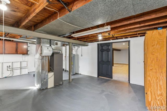 10008 Meadowfield Lane, St Louis, MO 63128