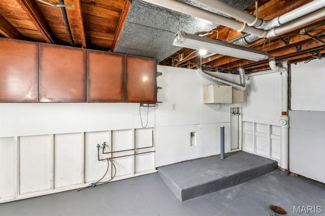 10008 Meadowfield Lane, St Louis, MO 63128