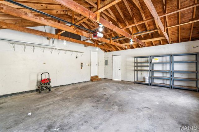 10008 Meadowfield Lane, St Louis, MO 63128