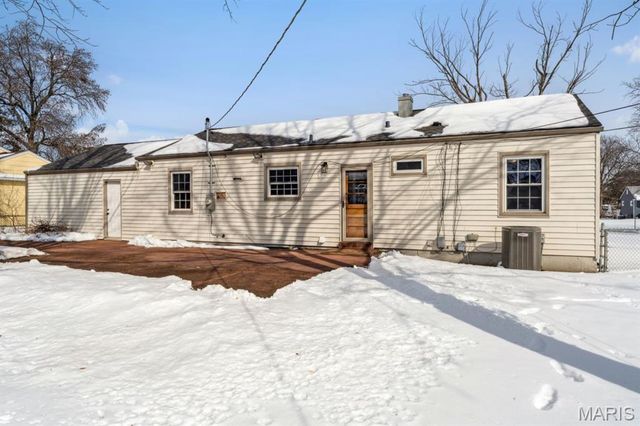 10008 Meadowfield Lane, St Louis, MO 63128