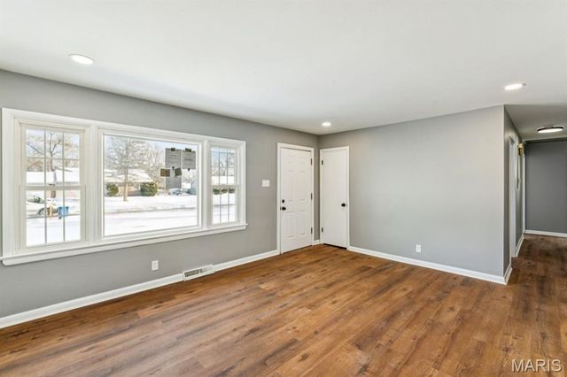 10008 Meadowfield Lane, St Louis, MO 63128