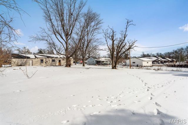 10008 Meadowfield Lane, St Louis, MO 63128