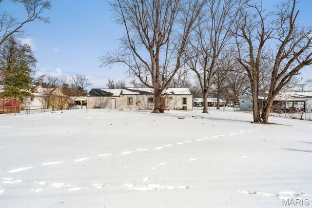 10008 Meadowfield Lane, St Louis, MO 63128