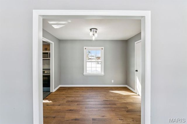 10008 Meadowfield Lane, St Louis, MO 63128